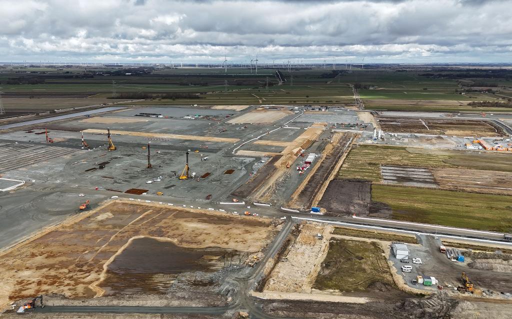 Blick auf die Baustelle bei Heide, wo die hiesige Northvolt-Fabrik entstehen soll. (Archivbild) - Foto: Christian Charisius/dpa