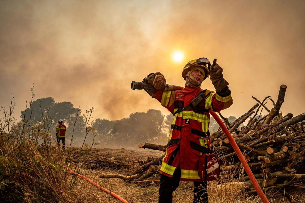 Die Feuerwehr kämpft in Südfrankreich weiter gegen die Flammen. - Foto: Uncredited/Securite Civile/AP/dpa