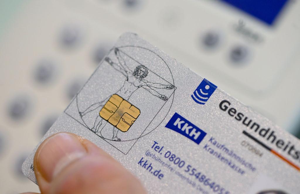 Hier können Rezepte gespeichert werden: Elektronische Gesundheitskarte. (Archivbild) - Foto: Jens Kalaene/dpa