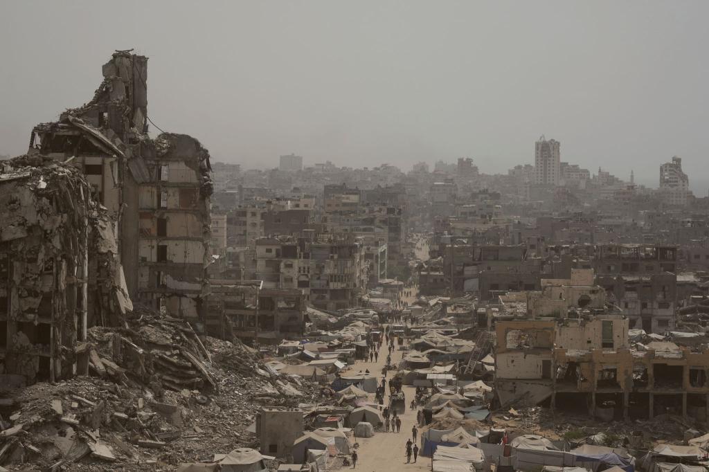 Menschen gehen auf zerstörter Straße im Gazastreifen. (Archivbild) - Foto: Jehad Alshrafi/AP/dpa