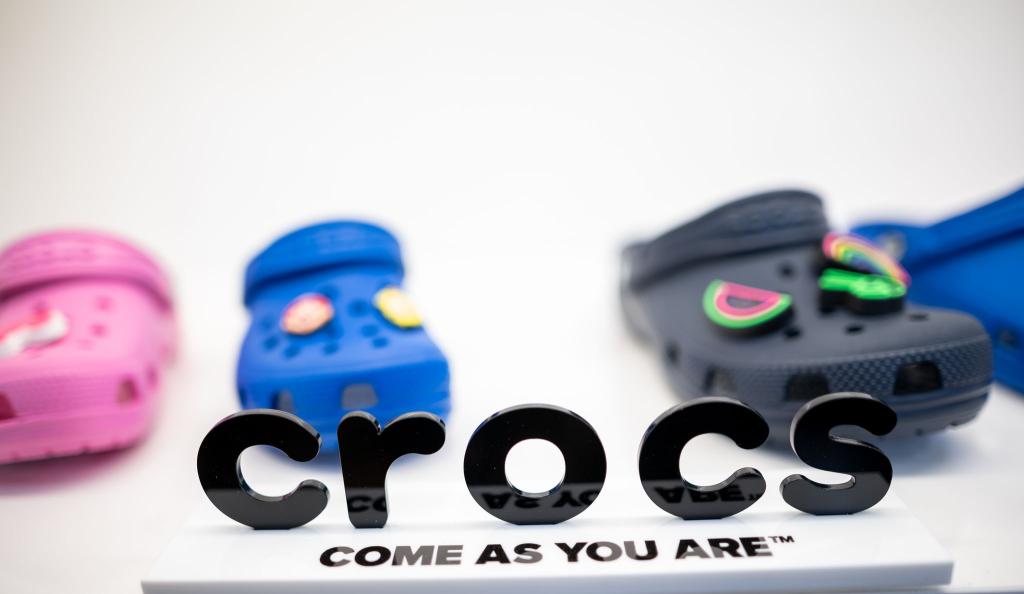 Die Crocs-Macher verschreckten die Anleger mit der Aussicht auf einen Umsatzrückgang. (Archivbild) - Foto: Fabian Strauch/dpa