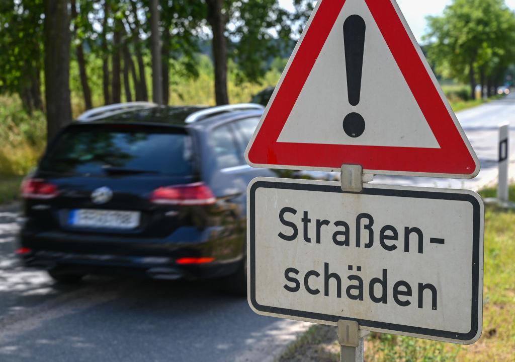 Tausende Kilometer Straßen und Schienen sind reparaturbedürftig. (Archivbild) - Foto: Patrick Pleul/dpa-Zentralbild/ZB
