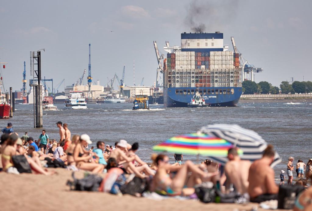 Trotz vieler Strände in Hamburg gibt es an der Elbe keine Badestelle - die CDU will das ändern (Archivbild). - Foto: Georg Wendt/dpa