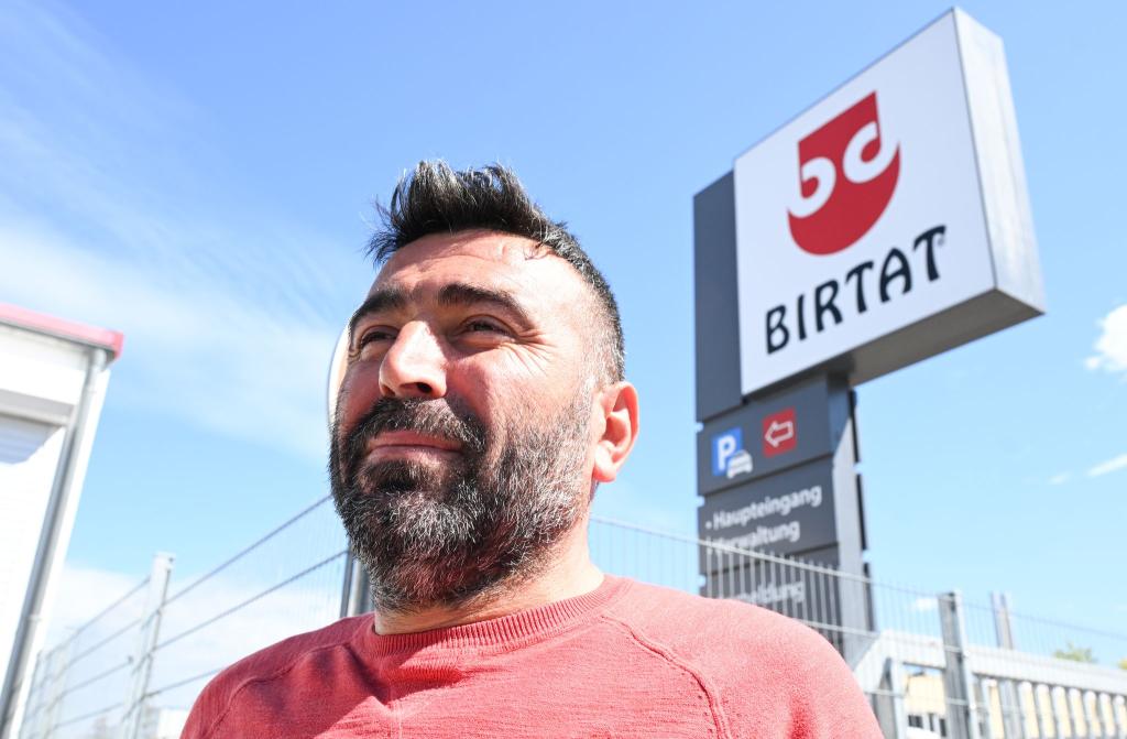 Muzayfe Doganer, Vorsitzender des Betriebsrats beim Dönerspieß-Hersteller Birtat freut sich über den Tarifabschluss. (Foto aktuell) - Foto: Bernd Weißbrod/dpa