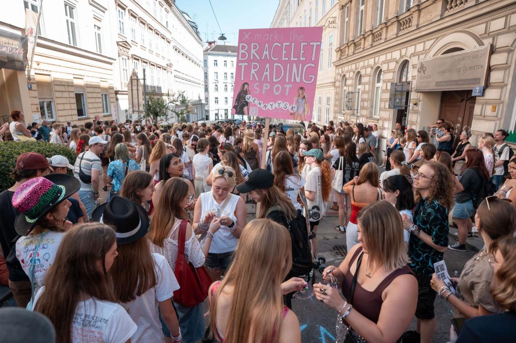 Wien am Freitag: Taylor-Swift-Fans versammeln sich und tauschen Armbänder aus. - Foto: Georg Hochmuth/APA/dpa