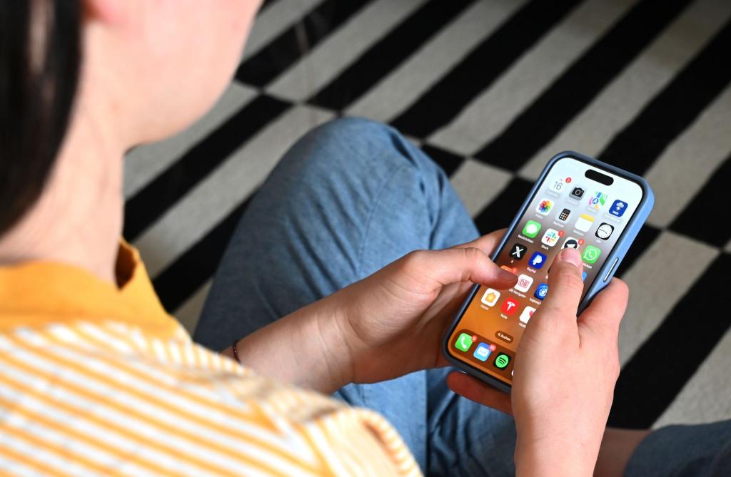 Eltern wollen laut einer neuen Umfrage ein Handy-Verbot an Schulen. (Symbolbild) - Foto: Elisa Schu/dpa