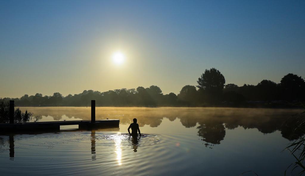 Bei weit über 30 Grad ist Abkühlung willkommen. - Foto: Christian Charisius/dpa
