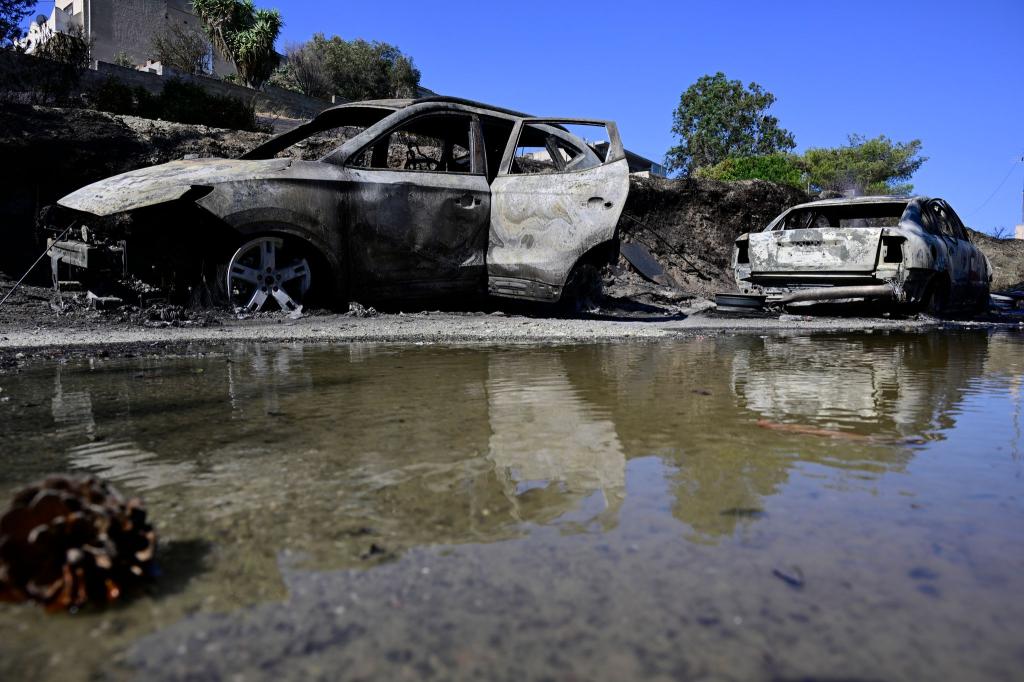 Die Brände haben hohe Schäden verursacht - Häuser und Autos verbrannten. - Foto: Michael Varaklas/AP/dpa