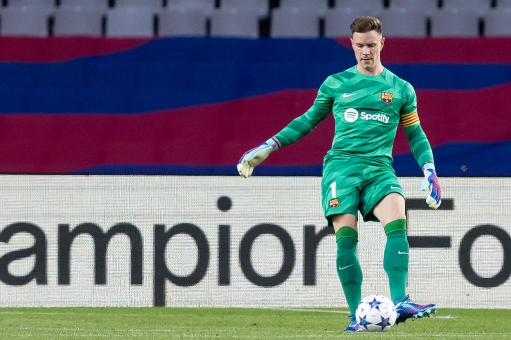 Marc-André ter Stegen hat nach seiner Rückenoperation faktisch den Weg für den Einsatz seines Konkurrenten Joan García beim FC Barcelona freigemacht. - Foto: Gerard Franco/Zuma Press/dpa