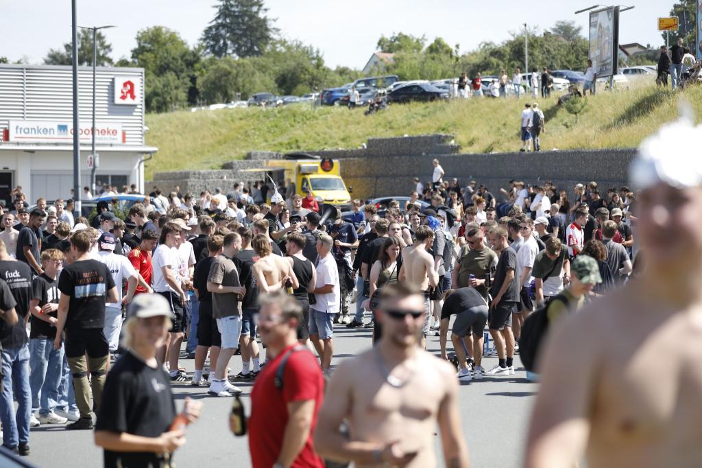 Tausende Menschen haben sich laut Polizei in und um Altschauerberg in Mittelfranken versammelt - sogenannte Hater des Youtubers «Drachenlord». - Foto: David Oßwald/NEWS5/dpa