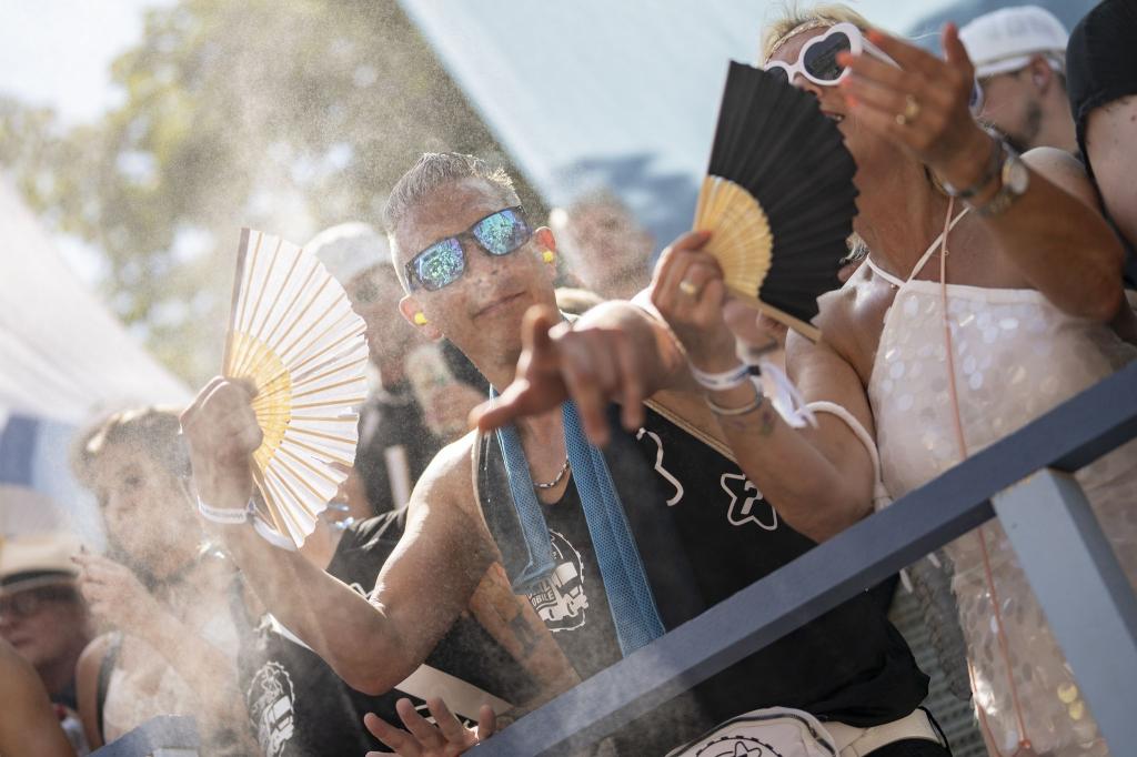 Fächer waren wegen der großen Hitze ein wichtiges Parade-Accessoire. - Foto: Til Buergy/KEYSTONE/dpa