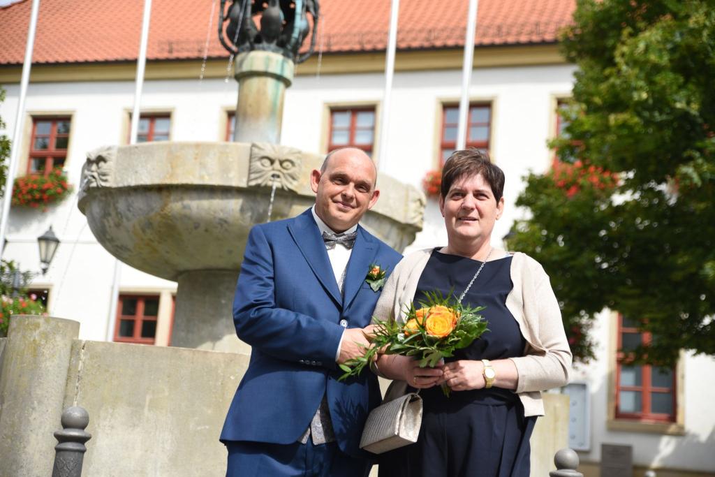 Kathrin Pollnow und Klaus-Dieter Rose stehen vor dem Standesamt in Oschersleben (Sachsen-Anhalt). - Foto: Simon Kremer/dpa