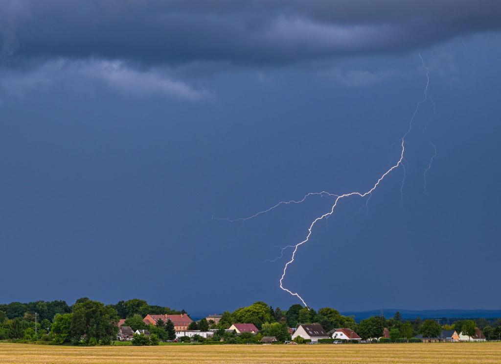 In diesem Sommer sind bislang weniger Blitze bei Gewittern erfasst worden. (Archivbild) - Foto: Patrick Pleul/dpa