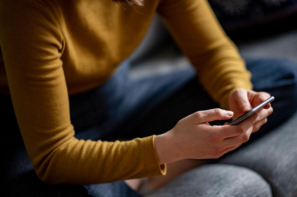 Am Smartphone kann ein Streit wohl schneller eskalieren, als wenn sich Leute ins Gesicht schauen. (Archivbild) - Foto: Fabian Sommer/dpa