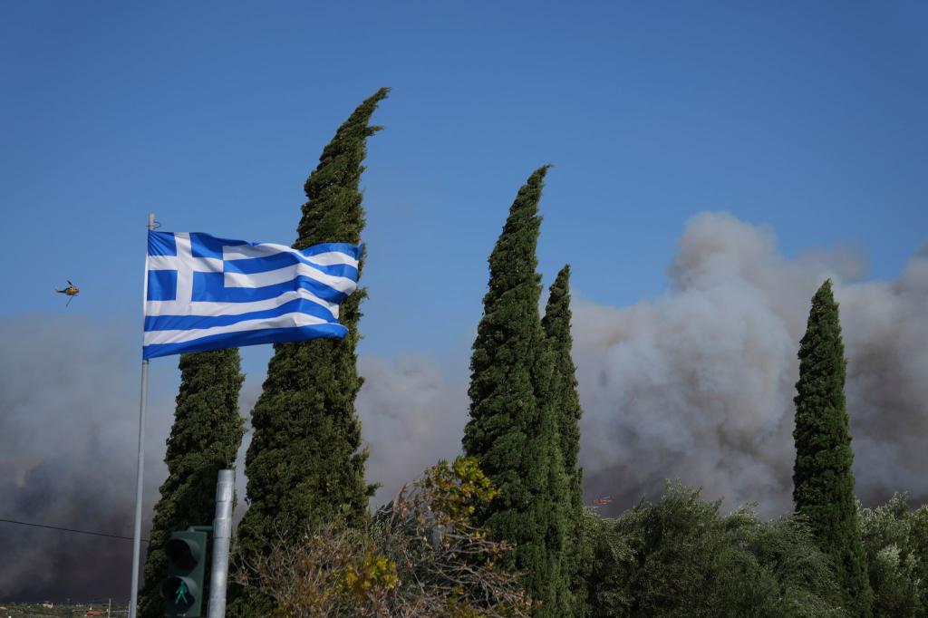 Die Behörden prüfen weiter die Ursachen der Feuer. In einer Ortschaft nahe Athen vermutet der Bürgermeister Brandstiftung. - Foto: Thanasis Stavrakis/AP/dpa