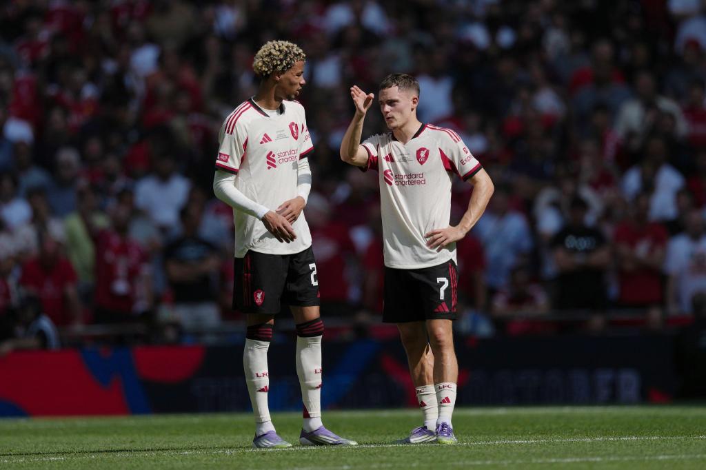 Müssen noch auf ihren ersten Titel mit Liverpool warten: Hugo Ekitiké (l.) und Florian Wirtz - Foto: Dave Shopland/AP/dpa