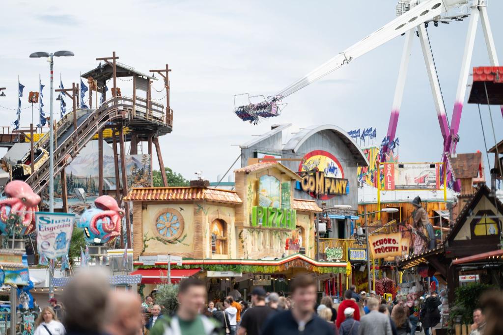 Am letzten Tag der Cranger Kirmes gab es einen Unfall, bei dem eine junge Frau verletzt wurde. (Archivbild) - Foto: Fabian Strauch/dpa