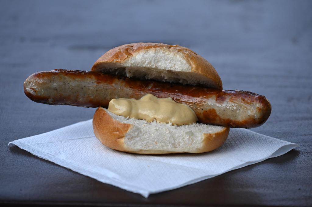 Wann und wo gab es die erste Bratwurst? Eine Urkunde könnte darüber Aufschluss geben. (Archivbild) - Foto: Martin Schutt/dpa