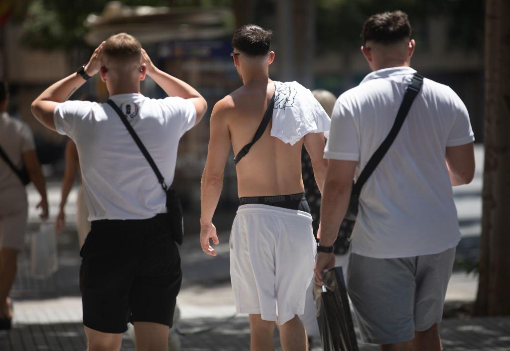 Angesagt bei jungen Männern: das klassische weiße T-Shirt. Aber auch: zeigen, was man hat. Blanke Brust? Tattoos? Waschbrettbauch? (Archivbild) - Foto: Clara Margais/dpa