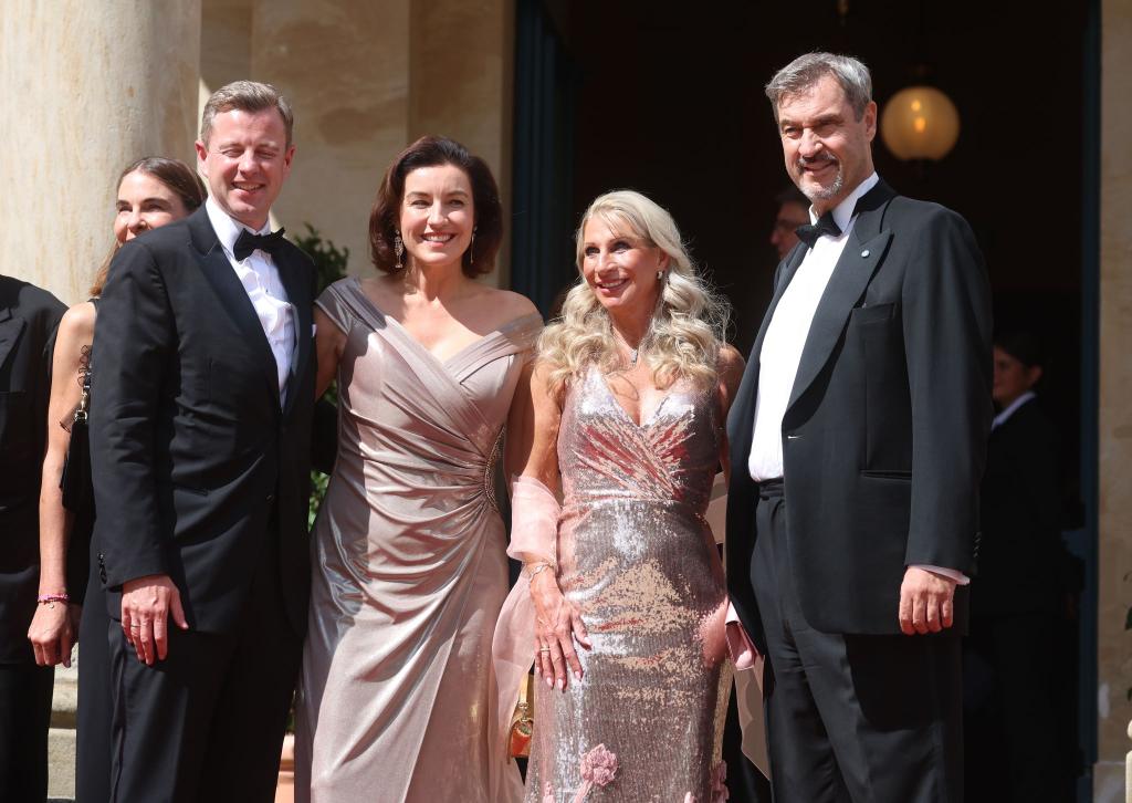 Es funkelte zum Start der Bayreuther Festspiele 2025: Forschungsministerin Dorothee Bär (2.v.l) und Karin Baumüller-Söder (2.v.r) in Abendkleidern, ihre Ehemänner Oliver Bär (l.) und Markus Söder (r.) im Smoking. (Archivbild) - Foto: Karl-Josef Hildenbrand/dpa