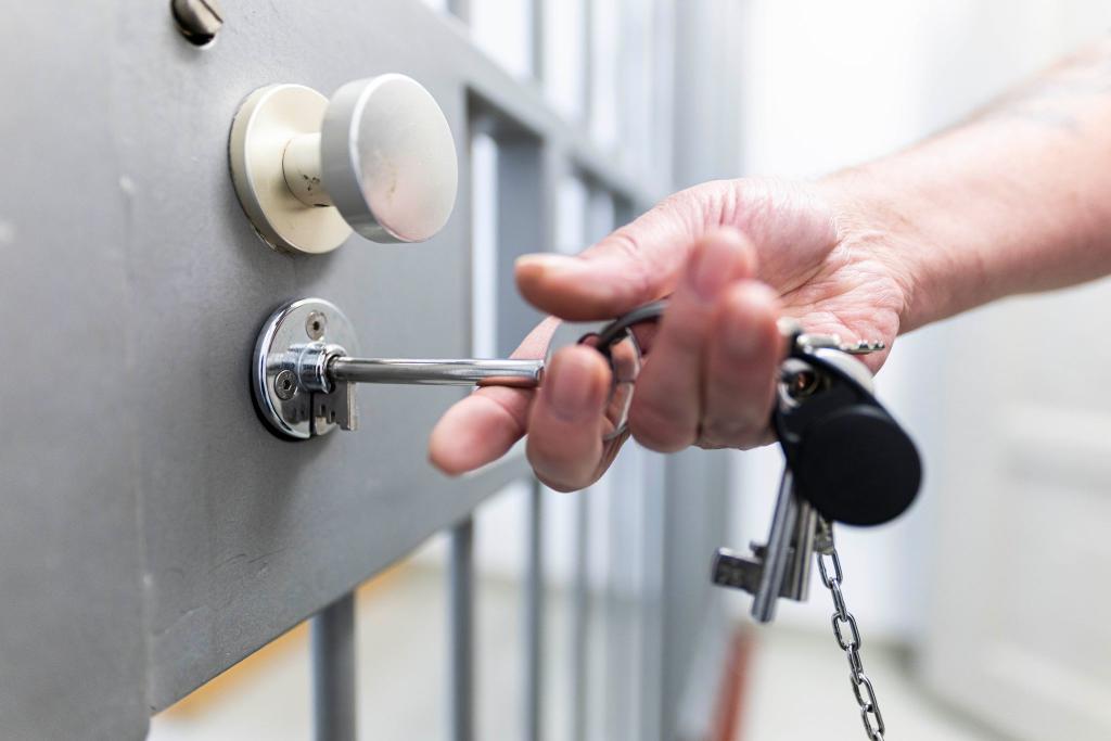 Der Suizid eines Jugendlichen in der JVA Ottweiler beschäftigt Justiz und Politik. (Symbolbild) - Foto: Michael Matthey/dpa