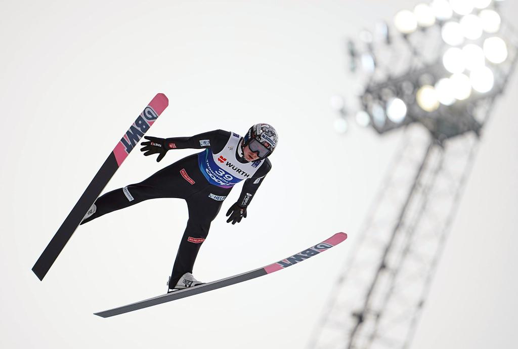 Verliert er nachträglich noch Gold? Norwegens Skispringer Marius Lindvik. - Foto: Georg Hochmuth/APA/dpa