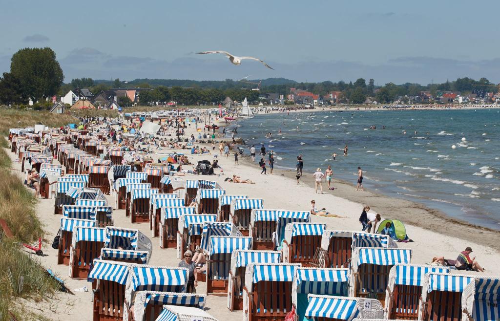 Die neue Woche verspricht Badewetter in Deutschland. - Foto: Georg Wendt/dpa
