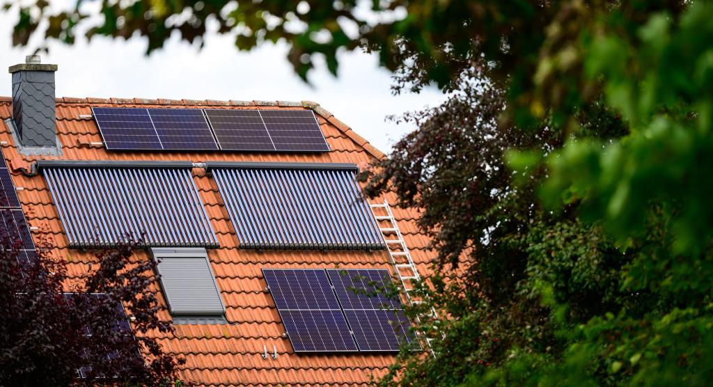 Wirtschaftsministerin Reiche hatte die Förderung von Ökostrom aus privaten Photovoltaikanlagen zuletzt infrage gestellt. - Foto: Philipp Schulze/dpa