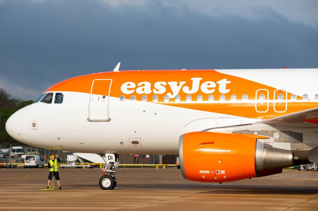 Die Fluggesellschaft Easyjet hat einen Piloten freigestellt, weil er angeblich betrunken und nackt in einer Hotelbar umherirrte. (Symbolbild) - Foto: David Parry/PA Wire/dpa