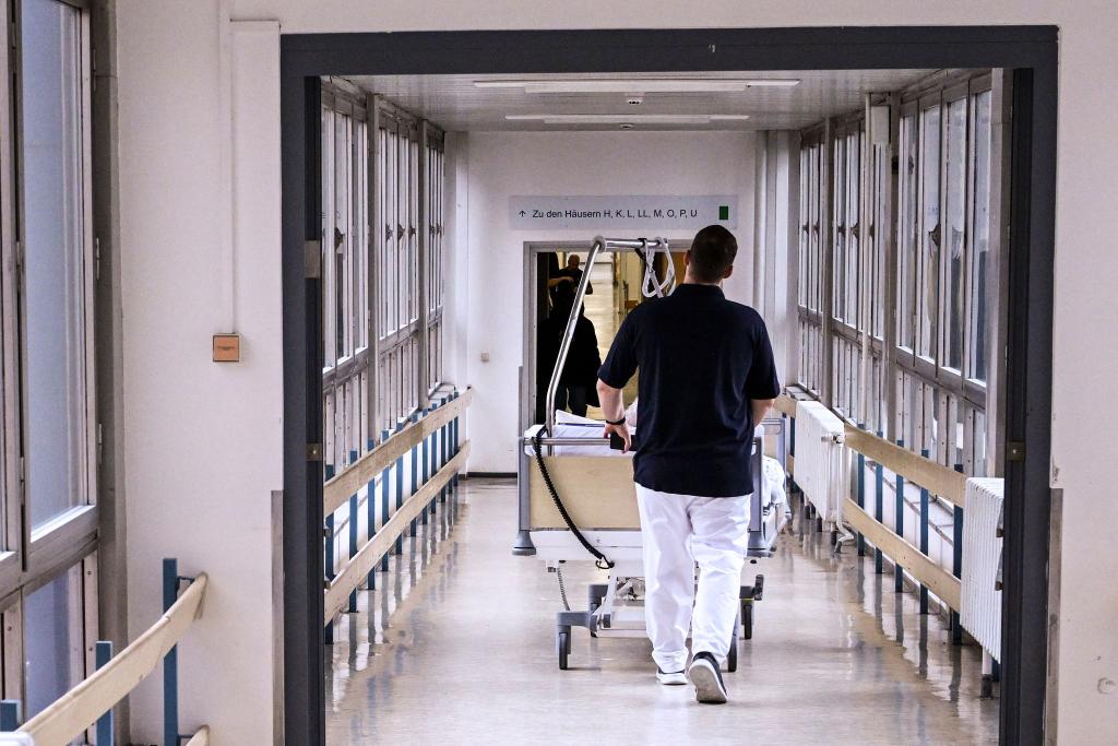 Essstörungen sind eine ernste Krankheit, teilweise müssen Patientinnen und Patienten im Krankenhaus behandelt werden. (Symbolbild) - Foto: Jens Kalaene/dpa