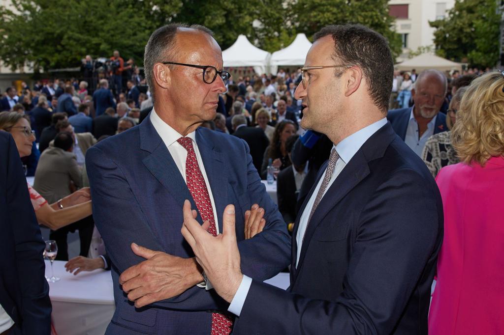 Bundeskanzler Friedrich Merz (links) bekommt nach seiner umstrittenen Entscheidung zum teilweisen Rüstungsexportstopp an Israel Rückendeckung auch von Unionsfraktionschef Jens Spahn (beide CDU). - Foto: Joerg Carstensen/dpa