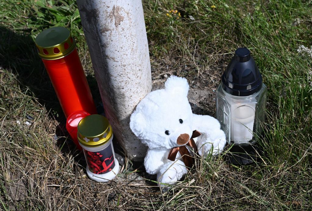Menschen haben Kerzen und einen Teddybären an der Unfallstelle abgestellt. - Foto: Bernd Weißbrod/dpa