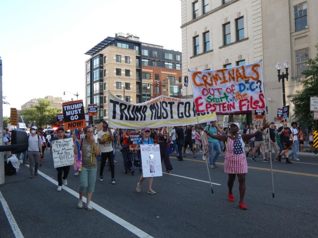 Nach Trumps Dekret regt sich erster Protest in der Hauptstadt. - Foto: Luzia Geier/dpa