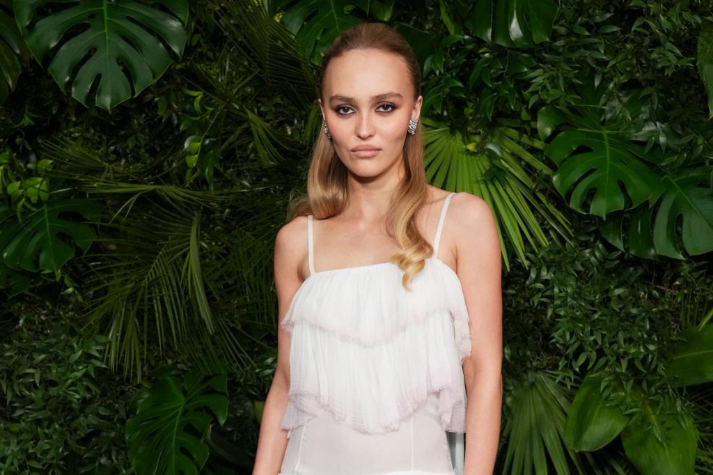 Schauspielerin Lily-Rose Depp schaut in typischer roter Teppich-Pose mit kühler Miene in die Kamera. (Archivbild) - Foto: Jordan Strauss/Invision via AP/dpa