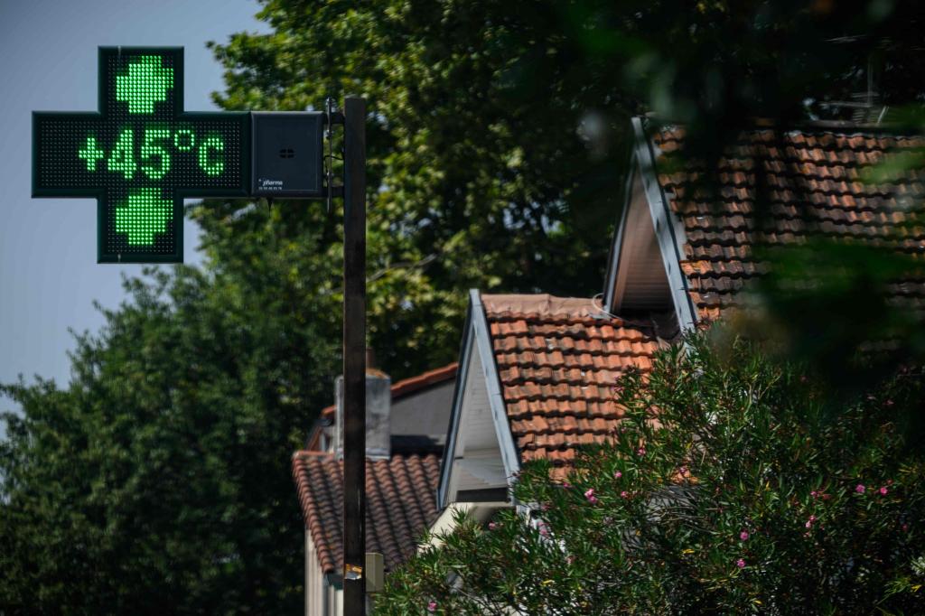 Vielfach steigen die Temperaturen in Frankreich weit über 40 Grad. - Foto: Lionel Bonaventure/AFP/dpa