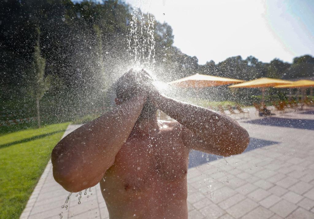 Erfrischung - hochwillkommen bei bis zu 38 Grad. - Foto: Thomas Warnack/dpa