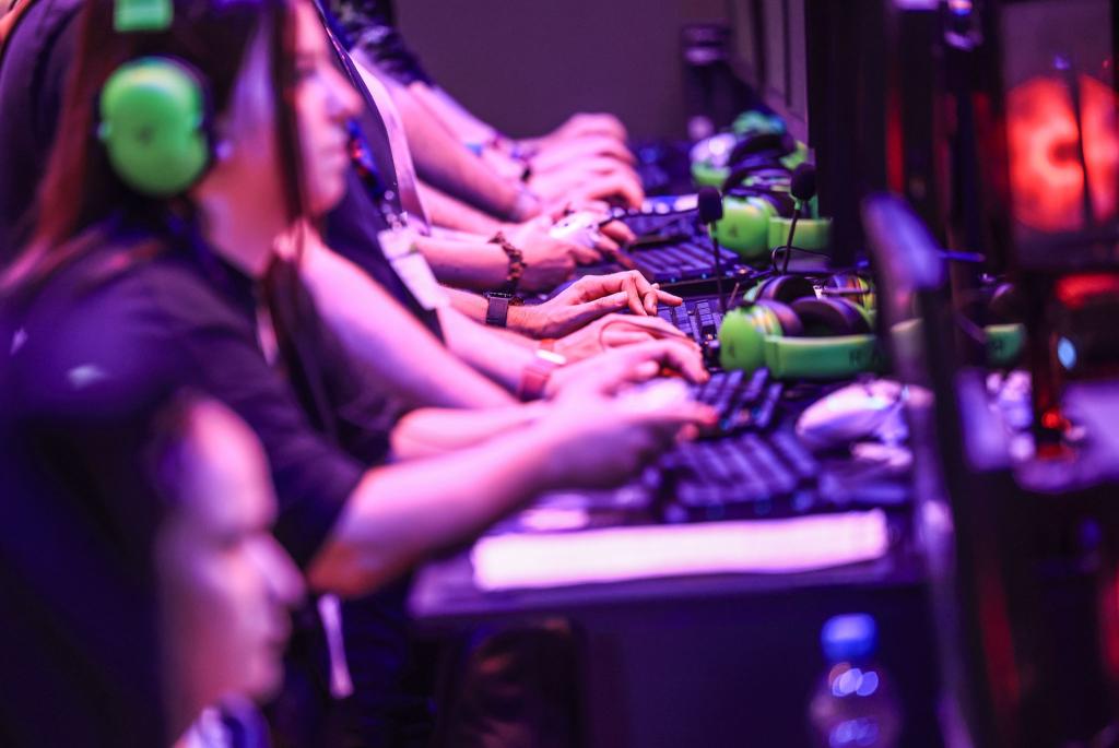 Auch dieses Jahr wird bei der Gamescom wieder großer Andrang an den Gaming-Computern erwartet. (Archivbild) - Foto: Oliver Berg/dpa