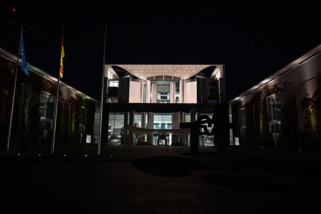 Im Kanzleramt wurde bis in die Nacht beraten. - Foto: Fabian Sommer/dpa