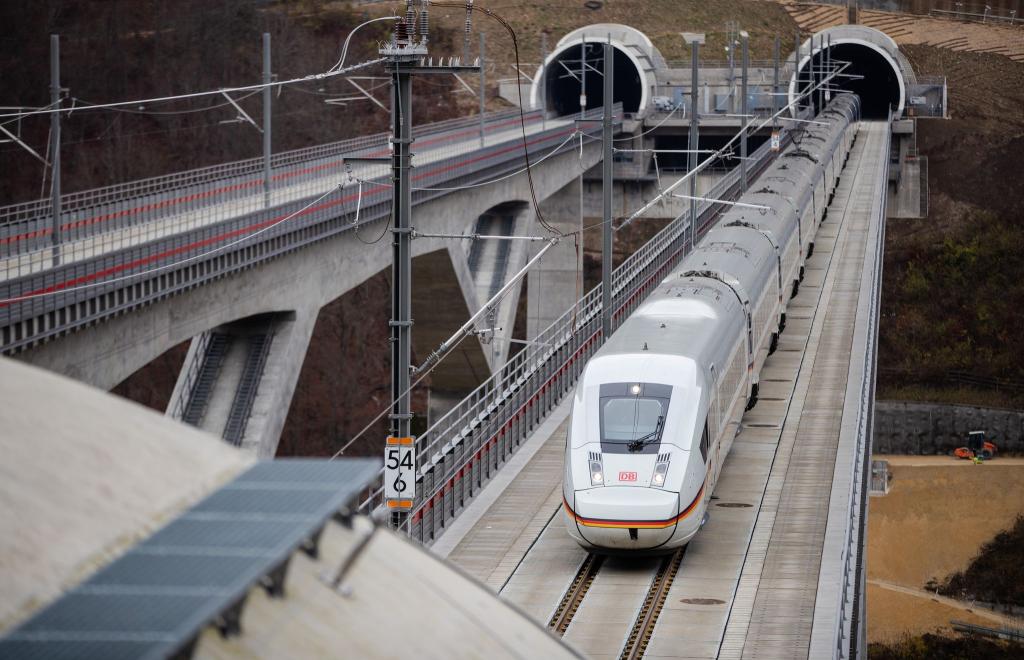 Aufgrund fehlender Mittel droht der Neu- und Ausbau der Bahn-Infrastruktur zu stocken. (Archivbild) - Foto: Christoph Schmidt/dpa