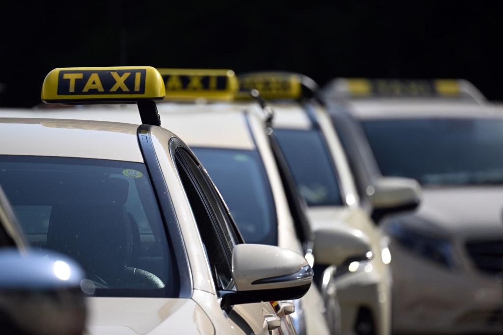 Taxis mussten lange Zeit eine vorgegebene Farbe haben - zuletzt hat nun Sachsen-Anhalt die Regelung gekippt. (Symbolbild) - Foto: Federico Gambarini/dpa