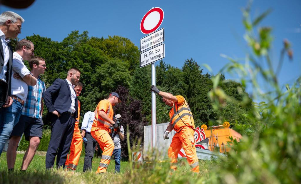 Bei Stau muss man künftig auf der Autobahn bleiben: Zum ersten Mal in Deutschland gibt es im Landkreis Rosenheim künftig Durchfahrtsverbote für den Ausweichverkehr. - Foto: Leonie Asendorpf/dpa