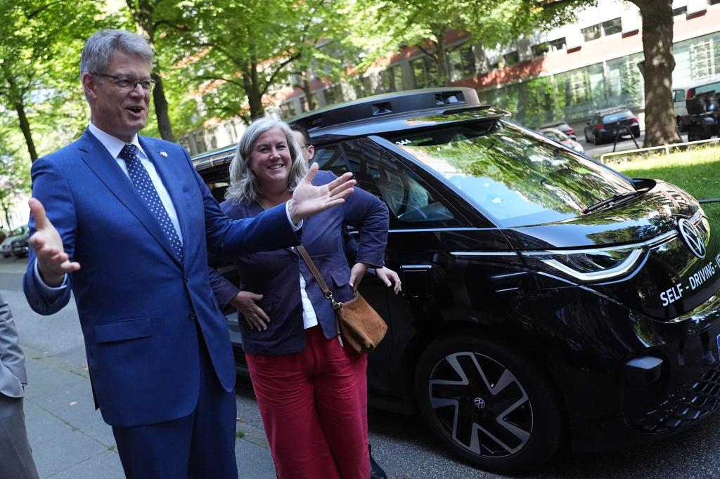Schnieder und Alexander unterzeichnen Absichtserklärung zur Schaffung einer direkten Schienenverbindung zwischen Deutschland und Großbritannien. - Foto: Marcus Brandt/dpa
