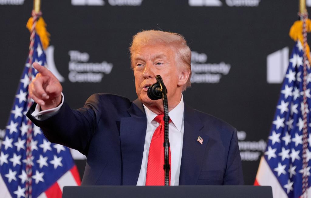 US-Präsident Donald Trump droht Wladimir Putin vor dem Alaska-Gipfel mit schwerwiegenden Konsequenzen, sollte der Kremlchef nicht einlenken. - Foto: Alex Brandon/AP/dpa