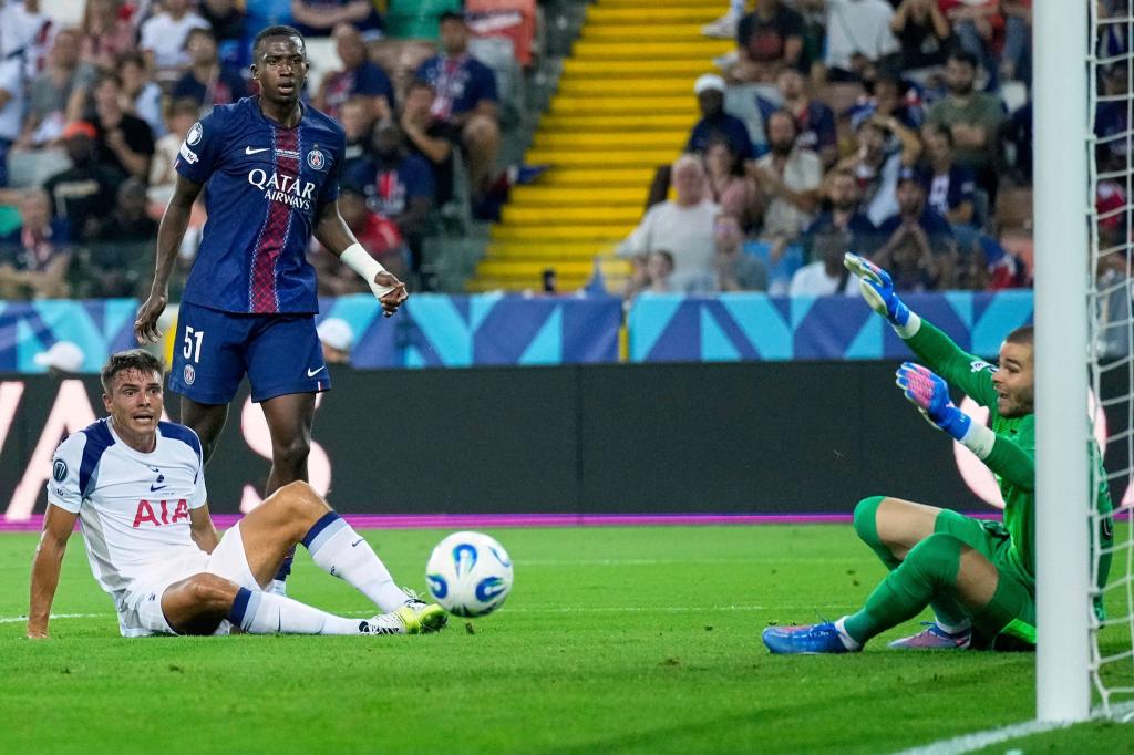 Paris-Torwart Lucas Chevalier beim Gegentor zum 0:1 durch den ehemaligen Wolfsburger Micky van de Ven. - Foto: Darko Bandic/AP/dpa
