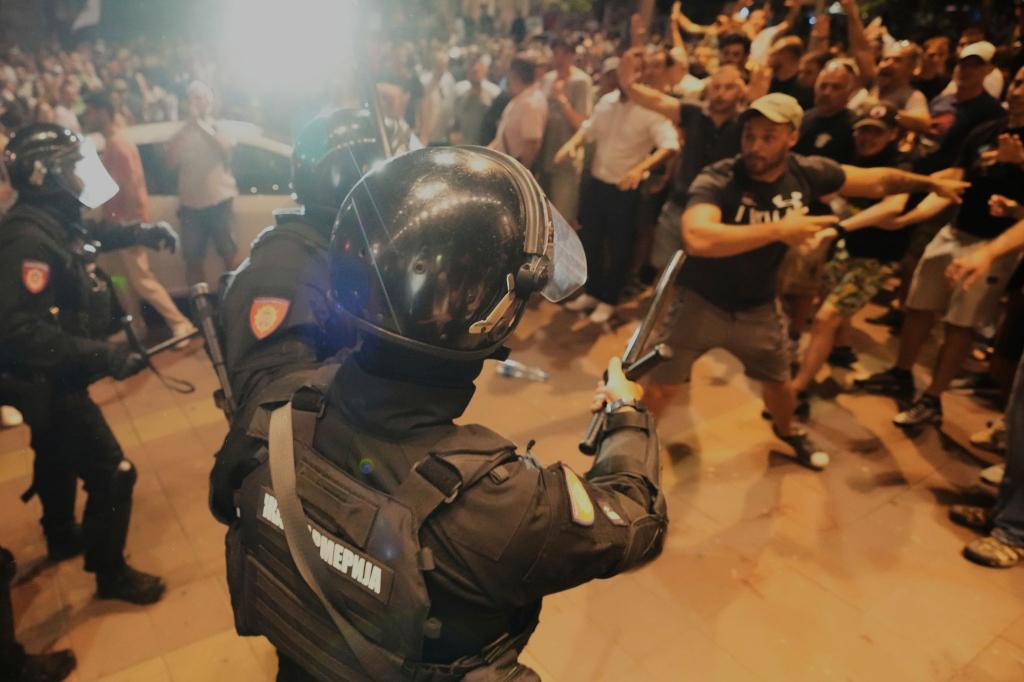 Laut Staatschef Vucic wurden Dutzende Zivilisten und auch mehrere Militärpolizisten verletzt. (Archivbild) - Foto: Darko Vojinovic/AP/dpa