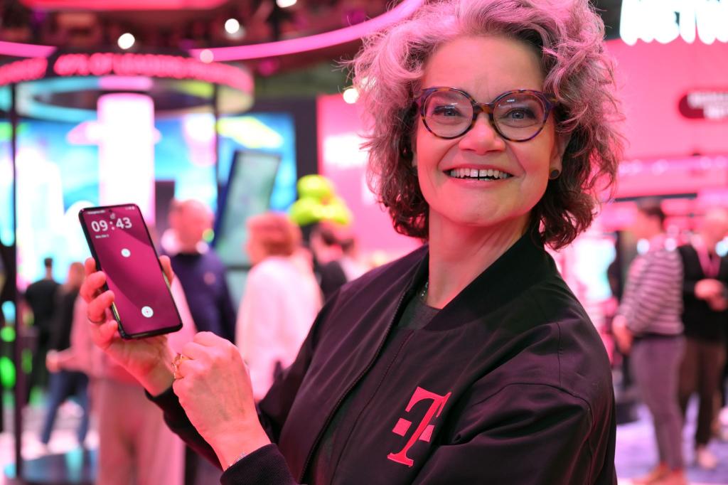 Telekom-Vorständin Claudia Nemat hält große Stücke auf das neue Smartphone ihrer Firma. - Foto: Wolf von Dewitz/dpa