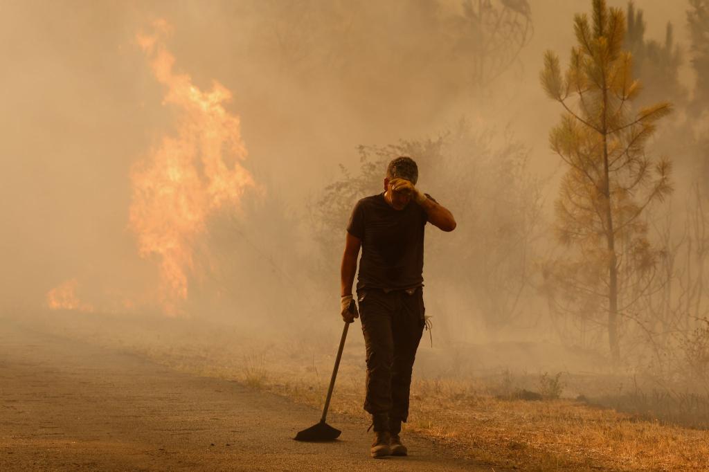 Das extrem heiße Wetter, die zusätzliche Gluthitze der Brände und der viele Rauch bringt die Brandbekämpfer an den Rand ihrer Kräfte. - Foto: Lalo R. Villar/AP/dpa