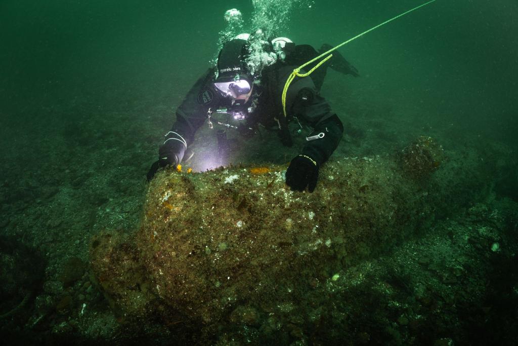 Forschungstaucher haben vor Helgoland historische britische Kanonen gefunden. - Foto: Florian Huber/submaris/dpa