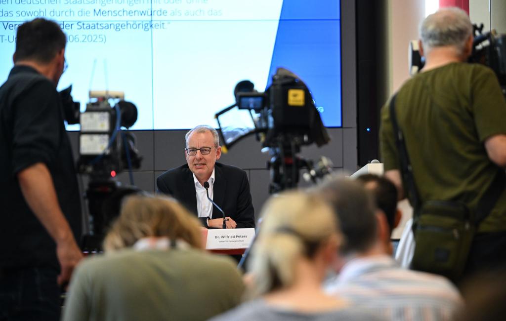 Der Leiter des Verfassungsschutzes legt die Begründung dafür vor, warum die AfD in Brandenburg als gesichert rechtsextremistische Bestrebung eingestuft wird. - Foto: Britta Pedersen/dpa