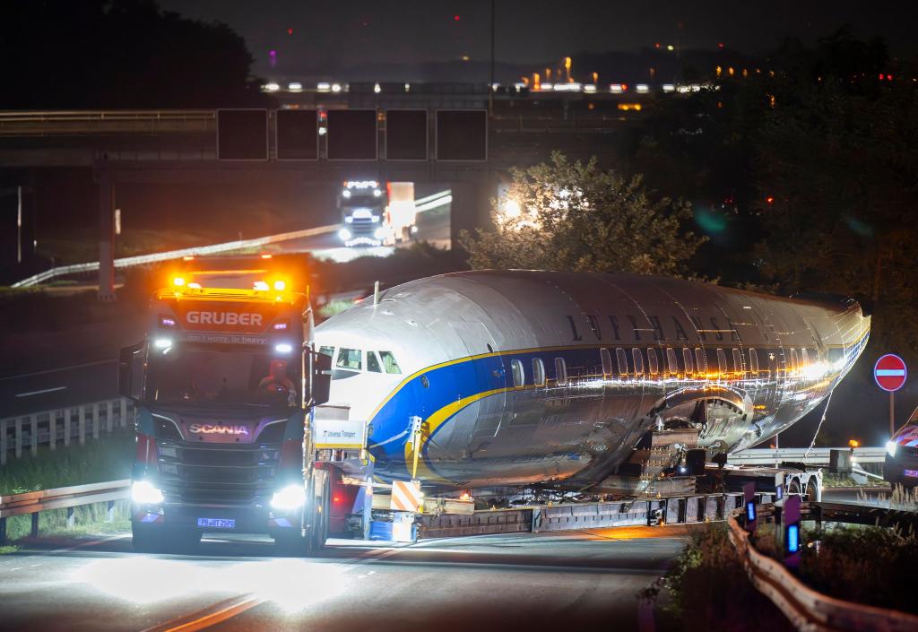 Per Schwertransport kommt das historische Flugzeug nach Frankfurt. - Foto: Boris Roessler/dpa